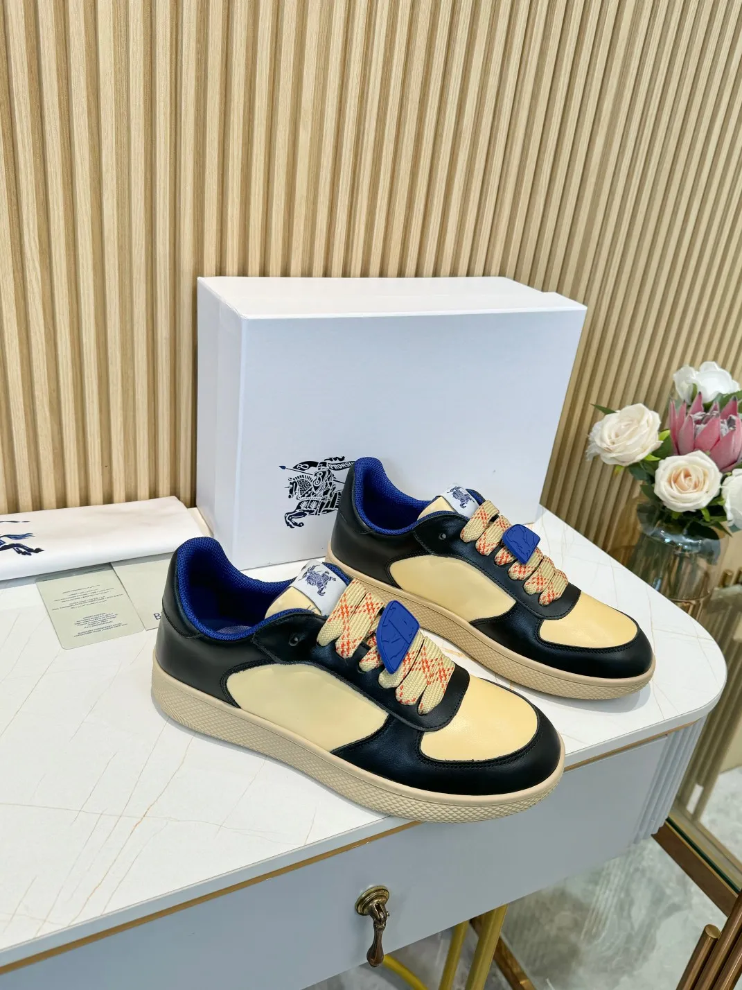 Men's men's shoes 💰560 Burberry's 2024 hot model is released. After three years, the classic plaid returns. It is versatile and decorated with worsted Burberry plaid pattern. Featuring a mesh lining and checkered laces, the rubber sole features the archive Burberry monogram. From Burberry's iconic collection, these wardrobe staples are interpreted with the brand's signature style.   ✅Fabric: classic cotton + silk cowhide ✅Lining: original board lining, silk cowhide lining for feet ✅Outsole: TPU ✅Color: black/apricot ✅Code number: 35-45 for men and women (35, 45 customized)